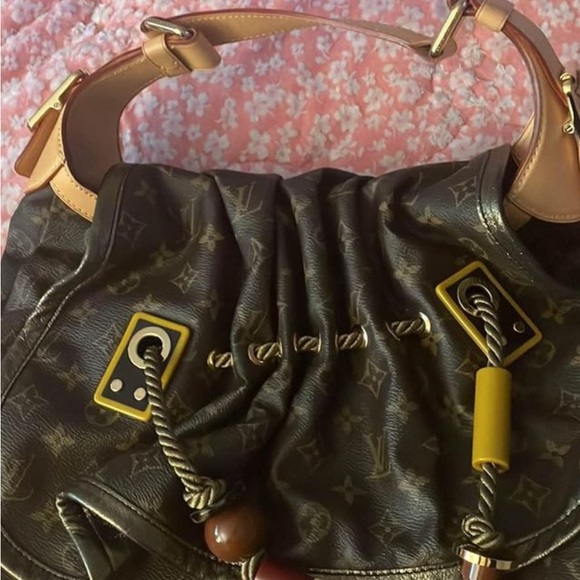 Louis Vuitton Collection 2009 Spring/Summer Kalahari Handbag. - Picture 8 of 10